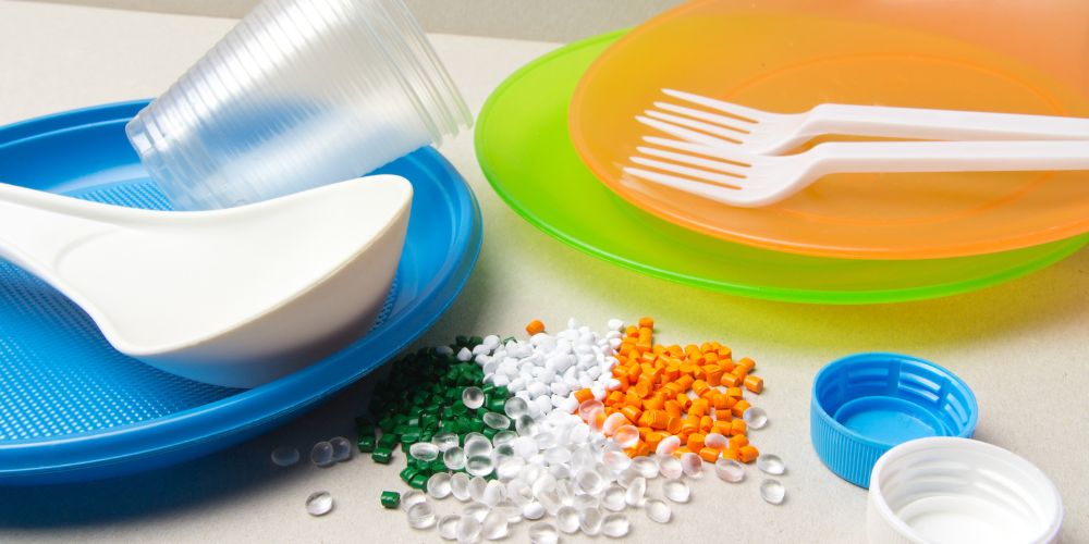Gránulos y objetos cotidianos fabricados con materiales plásticos