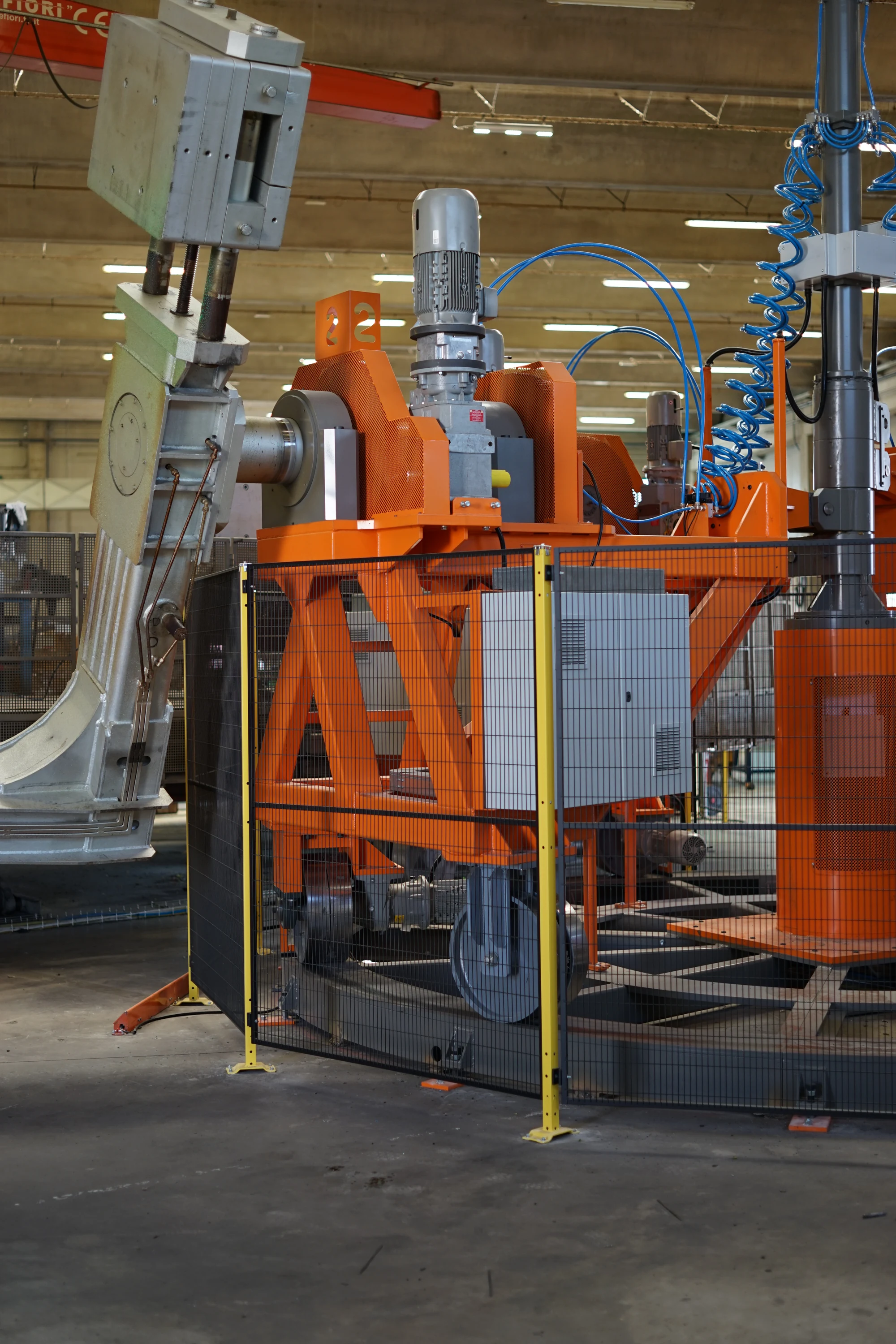 Máquina de moldeo rotacional en el área de producción de Vetroresina Padana